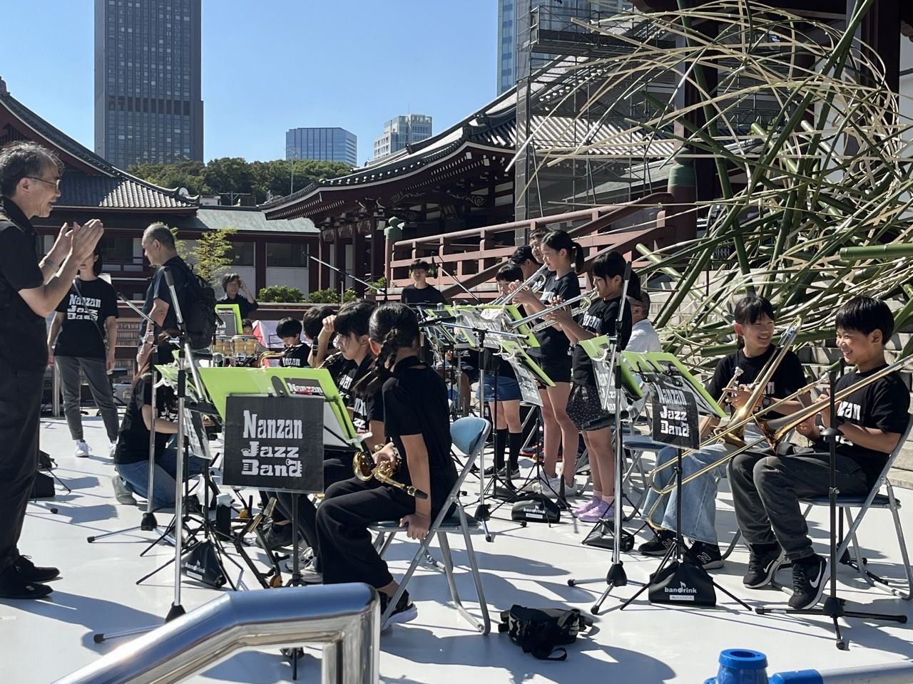 芝公園のスカイラインを背にステージで演奏する南山ジャズバンド(2024年)